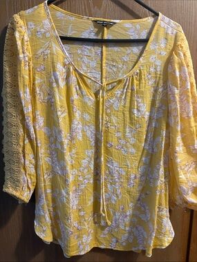 Unique Spectrum Yellow Floral Lace-Sleeve Tunic